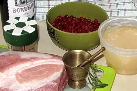 Свинина с брусничным соусом: шаг 1