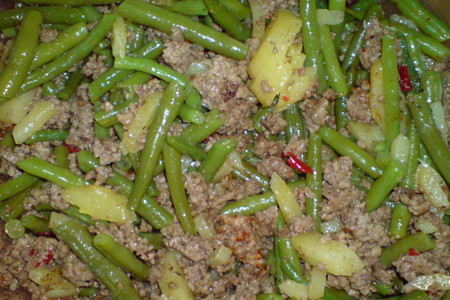 Тёплый огненный салат с зелёной фасолью и телячьим фаршем.: шаг 7