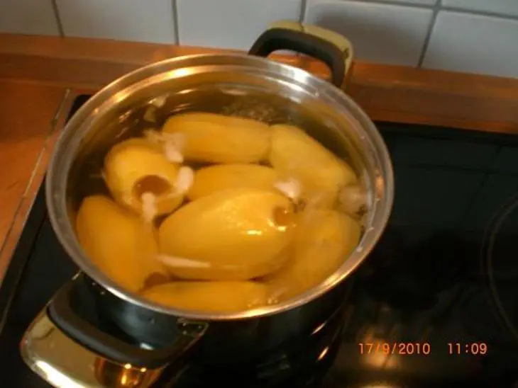 Картофель фаршированый мясом в сметанной подливке.: шаг 1