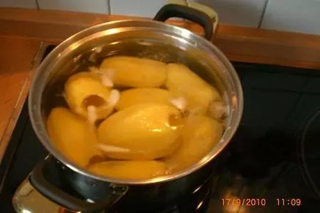 Картофель фаршированый мясом в сметанной подливке.: шаг 1