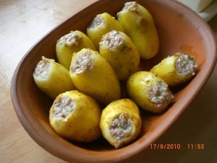 Картофель фаршированый мясом в сметанной подливке.: шаг 3