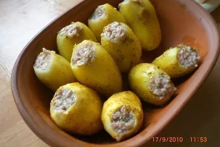 Картофель фаршированый мясом в сметанной подливке.: шаг 3