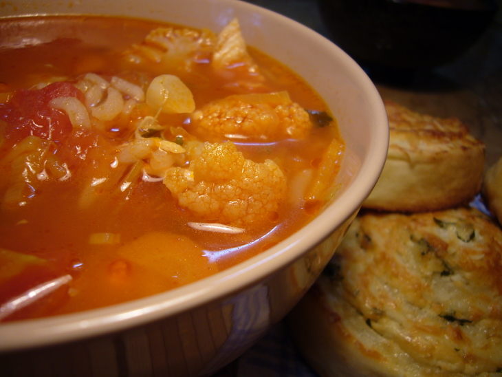 Томатный суп с рисом, пореем и цветной капустой.: шаг 1