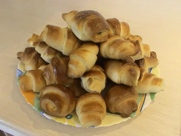 Рогалики с  мармеладом и шоколадом: шаг 1