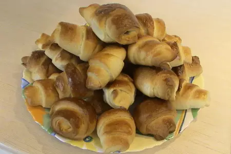 Рогалики с  мармеладом и шоколадом: шаг 1