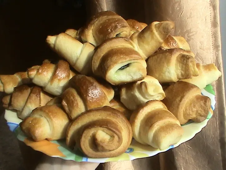 Рогалики с  мармеладом и шоколадом: шаг 2