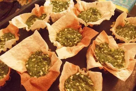 Корзиночки из лаваша с начинкой из шпината: шаг 5