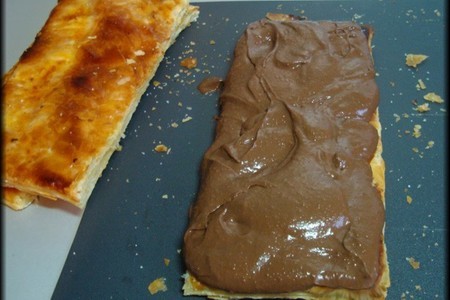 Карамелизованные пирожные из слоёного теста с орехово-шоколадным кремом.: шаг 19