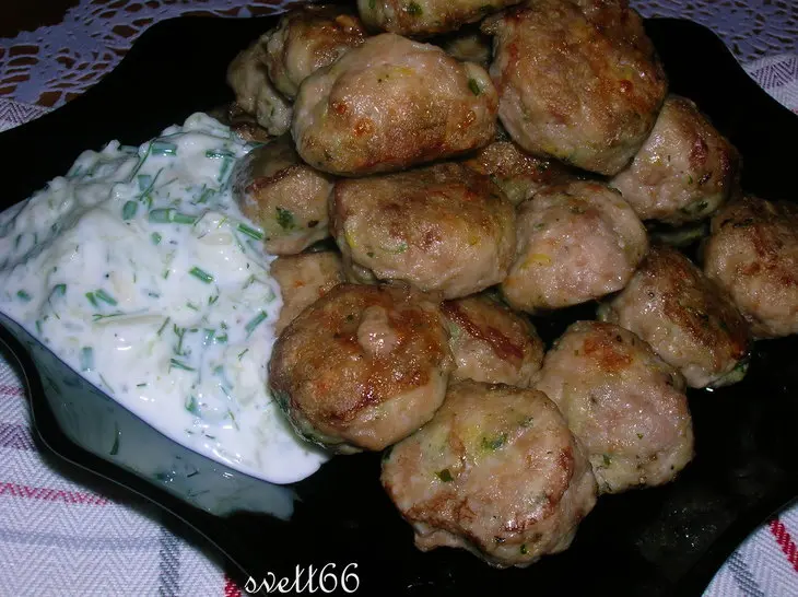 Куриные фрикадельки с лимонной ноткой и огуречно-йогуртовым соусом: шаг 6
