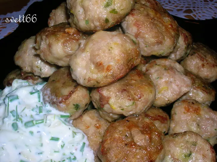 Куриные фрикадельки с лимонной ноткой и огуречно-йогуртовым соусом: шаг 7
