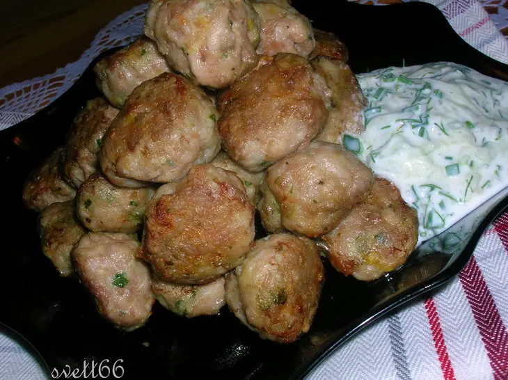 Куриные фрикадельки с лимонной ноткой и огуречно-йогуртовым соусом: шаг 8