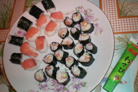 Роллы и суши с форелью и огурцом: шаг 1