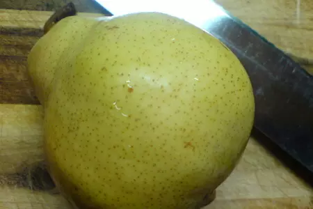 Салат  "быть может"  из груши,грецких орехов и сыра "camembert ": шаг 2