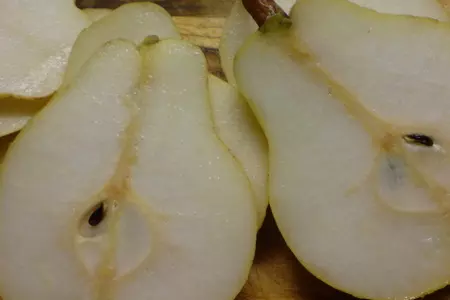 Салат  "быть может"  из груши,грецких орехов и сыра "camembert ": шаг 3