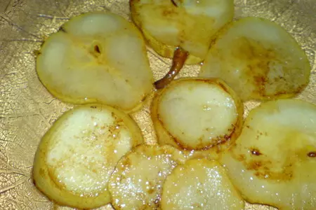 Салат  "быть может"  из груши,грецких орехов и сыра "camembert ": шаг 6