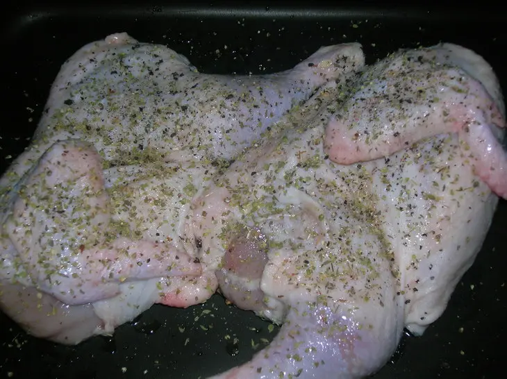 Цыпленок с картофелем запеченный с лимонным соком и орегано в оливковом масле ( критская кухня): шаг 1