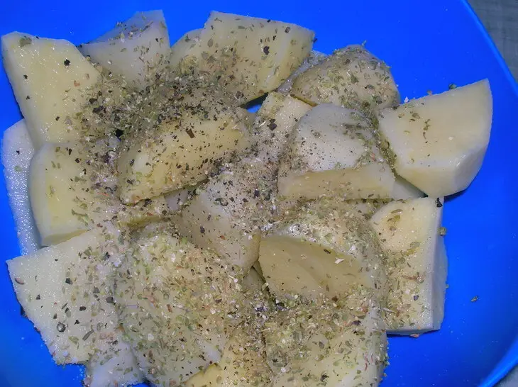 Цыпленок с картофелем запеченный с лимонным соком и орегано в оливковом масле ( критская кухня): шаг 2