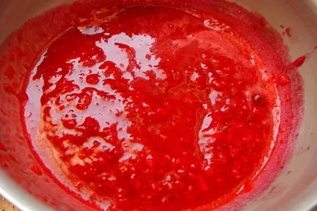 Меренги-острова с шоколадом и ягодным соусом.: шаг 5