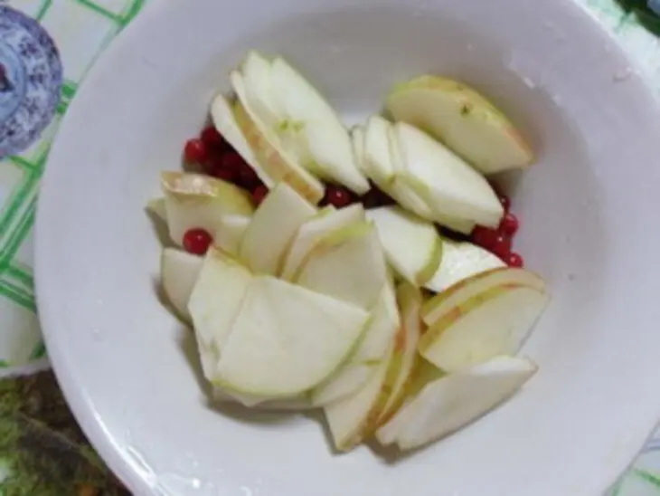 Творожное суфле с яблоками и брусникой: шаг 1