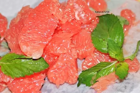 Салат из розового грейпфрута и ананаса с мятным сахаром: шаг 2