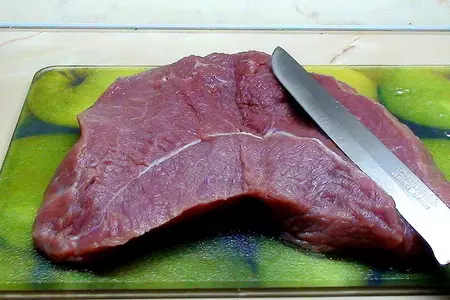 Рулет из говядины с сыро-копчёным окороком и овощным соусом.: шаг 3