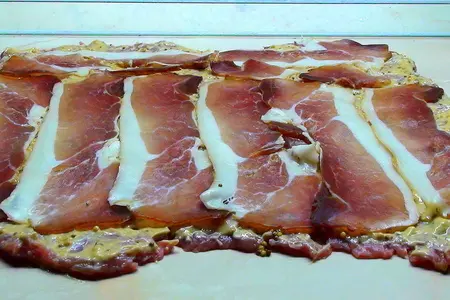 Рулет из говядины с сыро-копчёным окороком и овощным соусом.: шаг 6