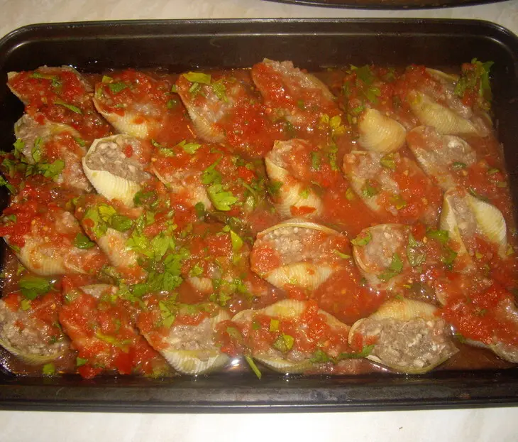 Мясные конкильони в томатной заливке: шаг 3