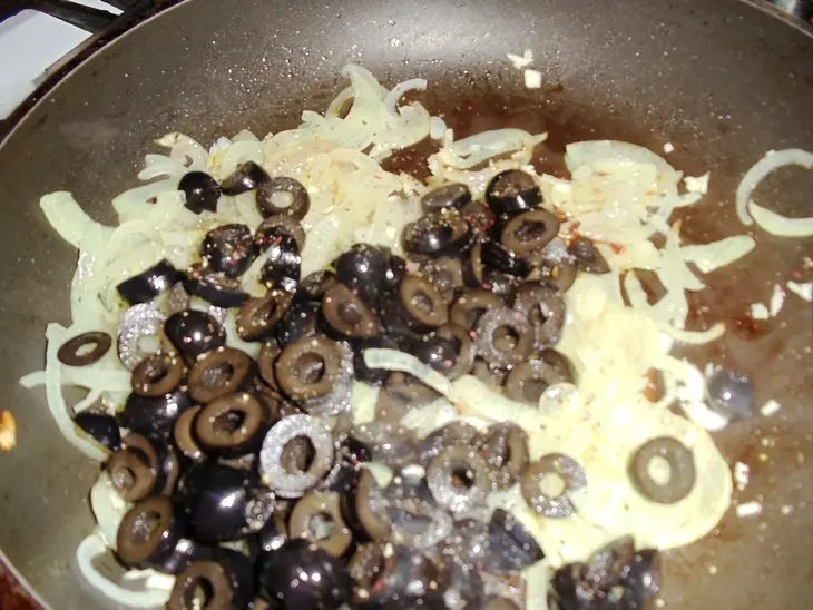 Конвертики с шпинатом, мясом и маслинами+ салат из вешенок  (дуэль): шаг 4