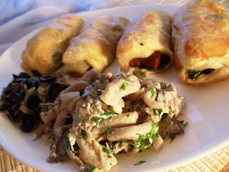 Конвертики с шпинатом, мясом и маслинами+ салат из вешенок  (дуэль): шаг 9