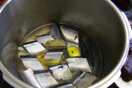 Рыбные консервы в скороварке: шаг 4