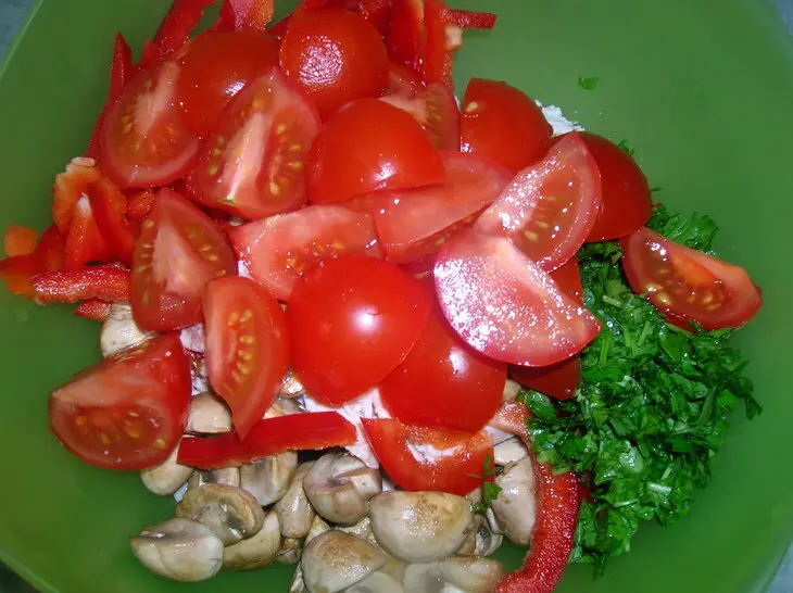 Салат с куриной грудкой, грилованными шампиньонами и горчичным дрессингом: шаг 3