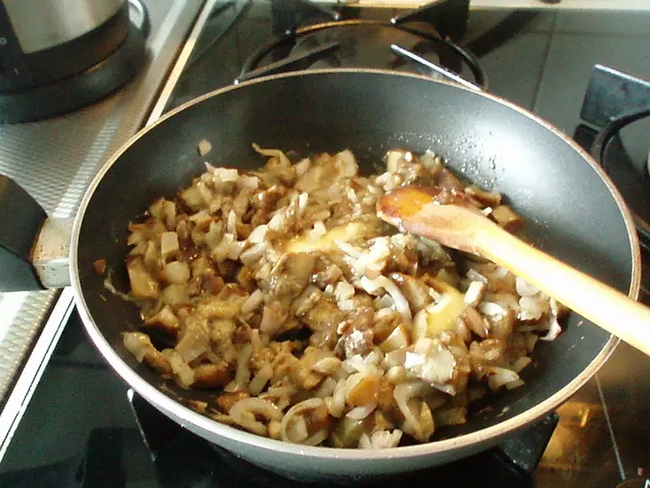 Свинина запеченная с грибным соусом: шаг 8