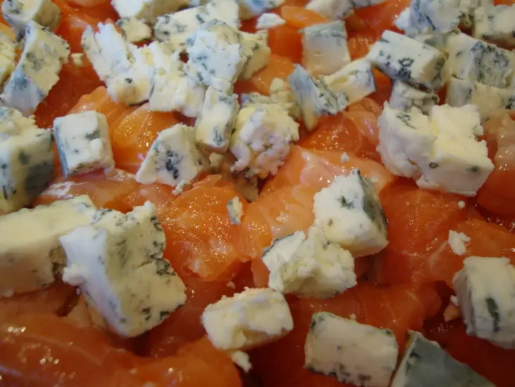 Чесночный киш с форелью,пармезаном и голубым сыром: шаг 2