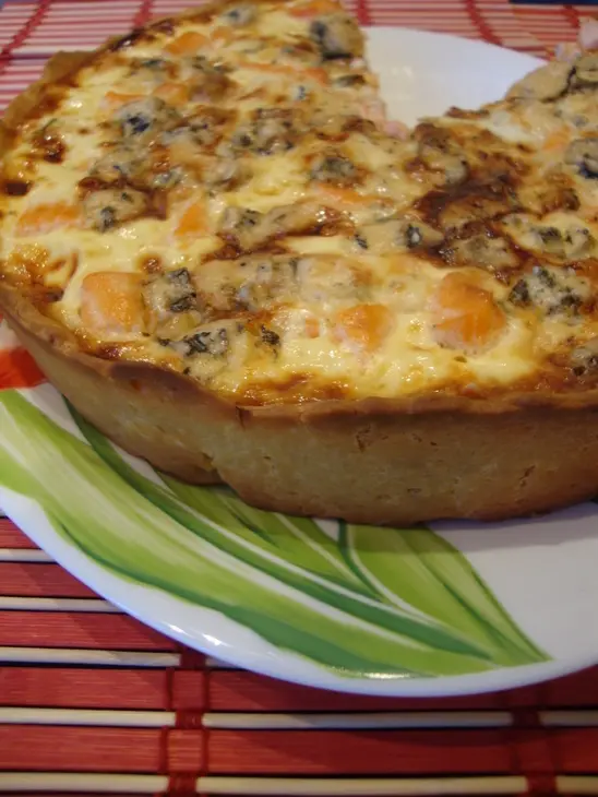 Чесночный киш с форелью,пармезаном и голубым сыром: шаг 5
