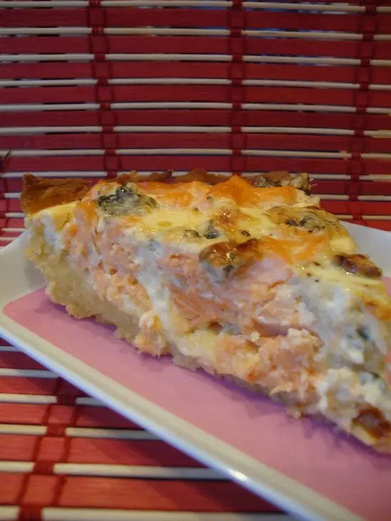 Чесночный киш с форелью,пармезаном и голубым сыром: шаг 6