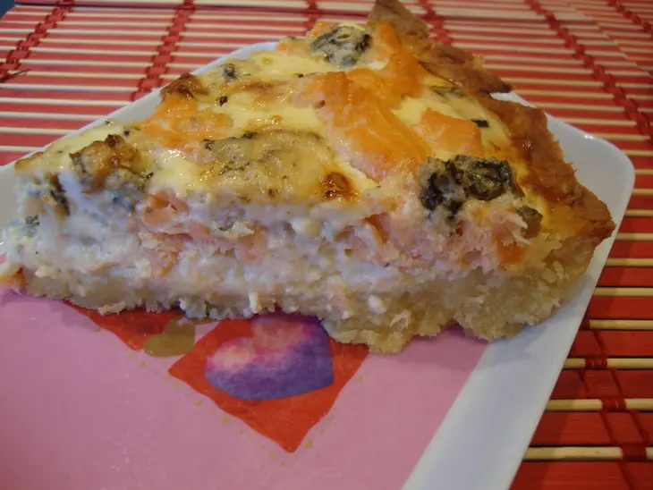 Чесночный киш с форелью,пармезаном и голубым сыром: шаг 7