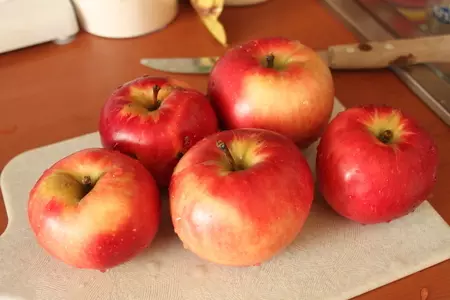 Домашний пирог с яблоками и грецкими орехами: шаг 2