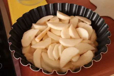 Домашний пирог с яблоками и грецкими орехами: шаг 4