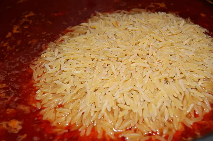 Гювеч из курицы и пасты orzo/крифараки/: шаг 3