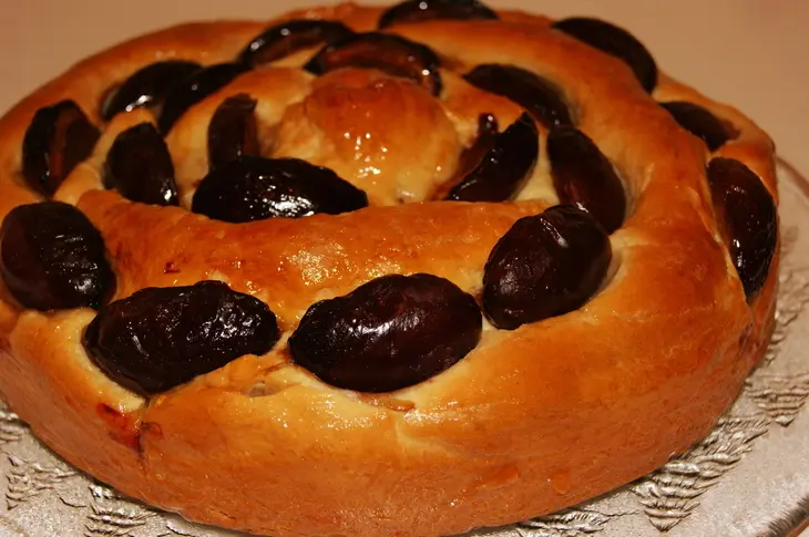 Кольцевой сливово-яблочный пирог: шаг 4