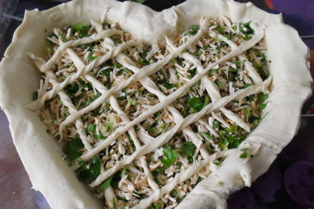 Пирог из слоеного теста с плавлеными сырками, чесноком и зеленью  " растаявшая обида": шаг 6