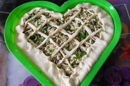 Пирог из слоеного теста с плавлеными сырками, чесноком и зеленью  " растаявшая обида": шаг 7