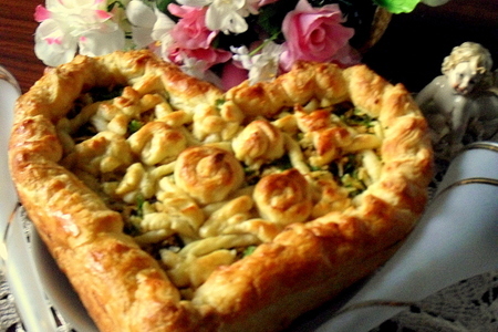 Пирог из слоеного теста с плавлеными сырками, чесноком и зеленью  " растаявшая обида": шаг 12