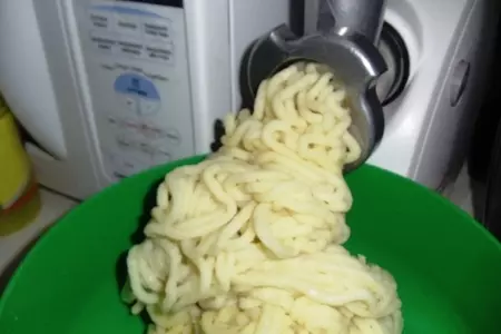 Картофельный рулет с начинкой из фарша и шпината: шаг 1