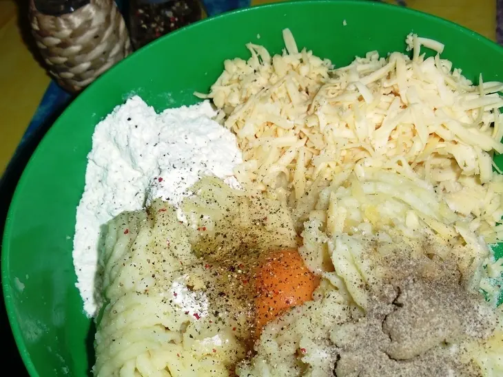 Картофельный рулет с начинкой из фарша и шпината: шаг 2