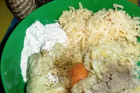 Картофельный рулет с начинкой из фарша и шпината: шаг 2