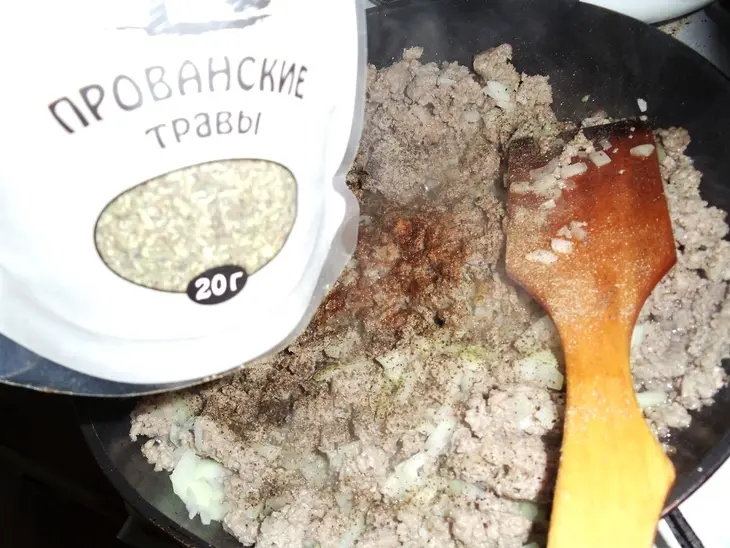 Картофельный рулет с начинкой из фарша и шпината: шаг 3