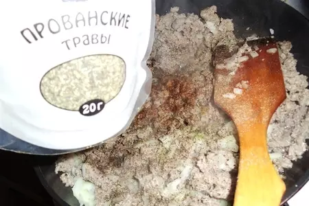 Картофельный рулет с начинкой из фарша и шпината: шаг 3