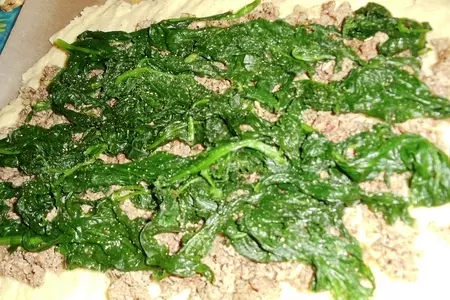 Картофельный рулет с начинкой из фарша и шпината: шаг 5