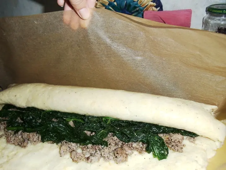 Картофельный рулет с начинкой из фарша и шпината: шаг 6